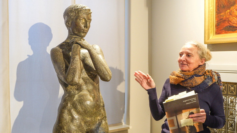Ophelia Rehor vom Museum Bautzen freut sich: Diese Bronzeplastik von Siegfried Schreiber mit dem Titel „Stehende (Rosel II)“ empfängt Besucher fortan im Foyer des Museums.