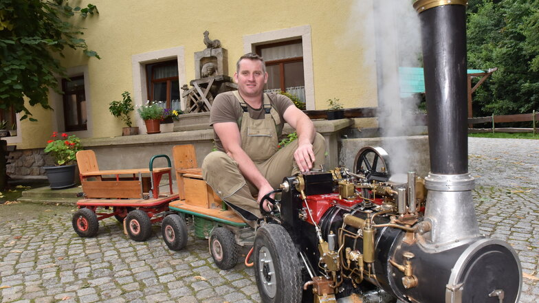 Martin Mäke ist für die Mini-Dampfmaschine ein bisschen zu groß. Deshalb überlässt er die Fahrten für die Kinder am Wochenende einem Kumpel.