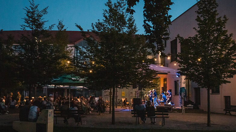 Der KuFa-Sommergarten in Hoyerswerda ist auch in diesem Sommer gut besucht. Am Samstag spielte hier enVivo.