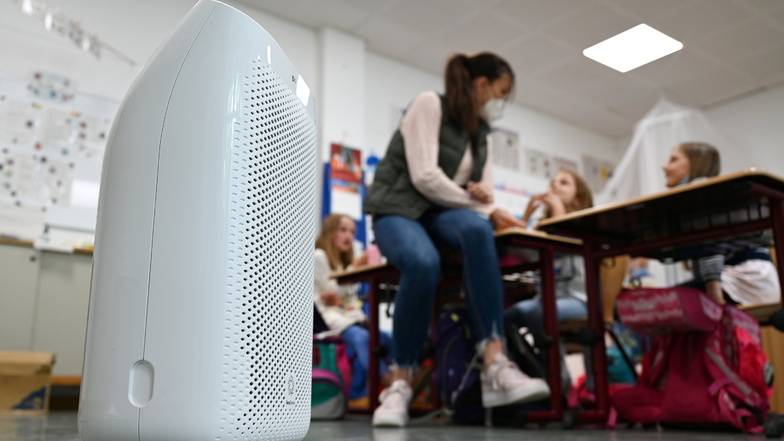 Ein mobiler Luftfilter steht in einer Klasse.