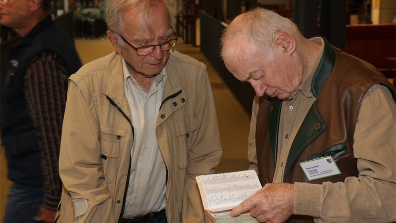 Pilzsachverständiger Klaus Lehnert (rechts) blättert zusammen mit Hernn Hohlfels aus Lauba,der jede Löbauer Pilzausstellung besucht, in der Fachliteratur.