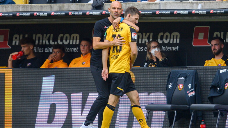 Dynamo-Trainer Alexander Schmidt tröstet Robin Becker, der nur drei Minuten nach seiner Einwechslung die Rote Karte gesehen hat.