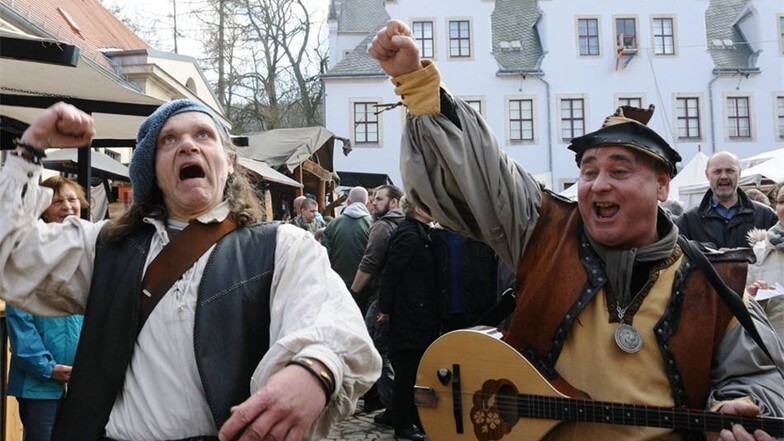 Lustig: Axel Gräbner (rechts) aus Freital und Ralph Wegener aus Kurort Rathen sorgten als Duo Ludibundi am Sonnabend für Stimmung auf dem Schlosshof.