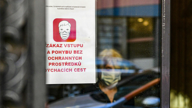 An einem Fenster einer Postfiliale hängt ein Schild, welches die Menschen darauf hinweist, einen Mundschutz zu tragen. In Tschechien breitet sich das Coronavirus weiter rasant aus.
