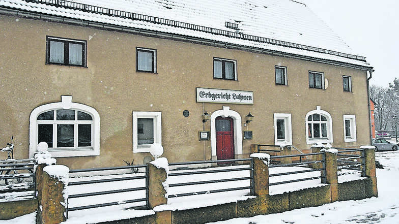 Die Gemeinde Lohmen will das Erbgericht aus dem Dornröschenschlaf holen. Für knapp 150 000 Euro wird das leer stehende Gasthaus jetzt zum Kauf angeboten.