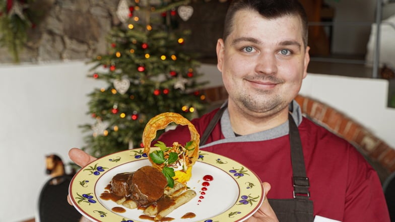 Koch Martin Scheibe hat im Erbgericht in Tautewalde sein Festtagsessen angerichtet. Es gibt Hirschsauerbraten mit Haferwurzeln.