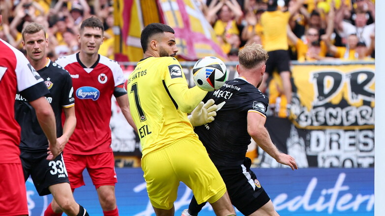 Bei seinem Startelf-Debüt ist Mittelfeld-Talent Tony Menzel auch offensiv gefragt: Im Duell mit Kölns Torwart Dudu kann er sich jedoch nicht durchsetzen.