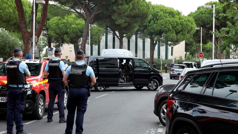 Polizeibeamte stehen in der Nähe einer Synagoge nach einer Explosion vor dem Gebäude.