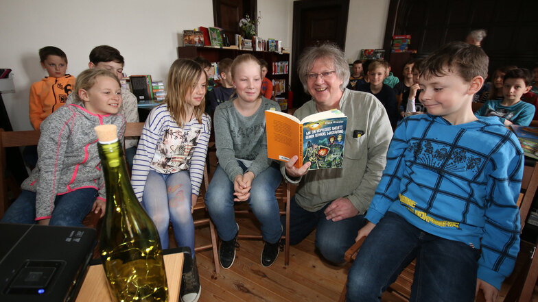 Autor Frank Kreisler mit Schulkindern bei einer Lesung in der Kulturscheune im Frühjahr dieses Jahres.