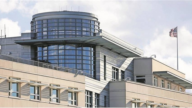 Antennen und verspiegelte Fenster am Dachgeschoss der Berliner US-Botschaft im Normalformat und mit einer Infrarot-Wärmebildkamera aufgenommen. Von hier aus soll die Abhöraktionen gegen die Kanzlerin technisch unterstützt worden sein. Foto: Reuters