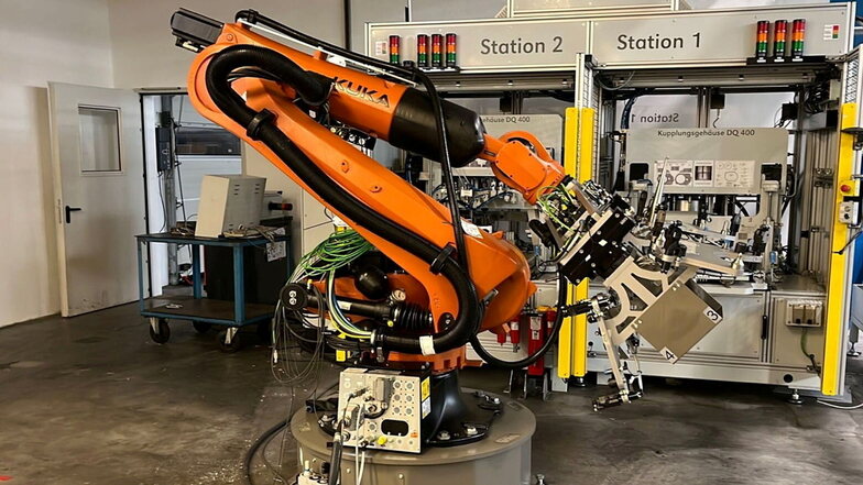 Unter anderem der Kuka-Industrieroboter KR 240 R 2900-2 wird bei der Versteigerung zu bekommen sein.