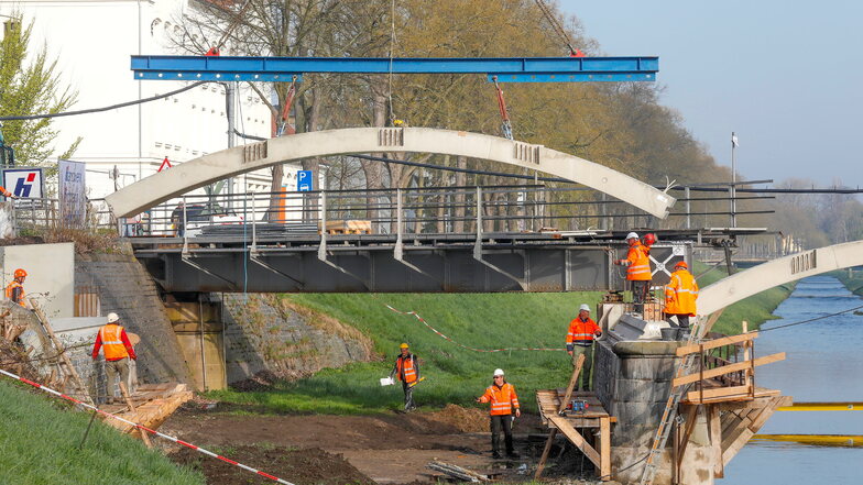 Die ersten Brückenbögen wurden eingehoben.