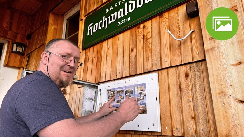 Hochwaldbauden-Wirt Torsten Grundmann  hat wieder gut Lachen: Sein Haus steht sicher. Die Schindeln aus Lärchenholz hat er selbst an die neue Fassade genagelt.