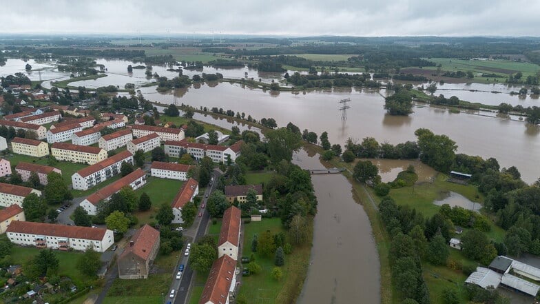 Dieses Bild zeigt Hagenwerder am Montagmorgen. Aufgrund der Überschwemmungen im Süden von Görlitz musste etwa die B99 gesperrt werden.