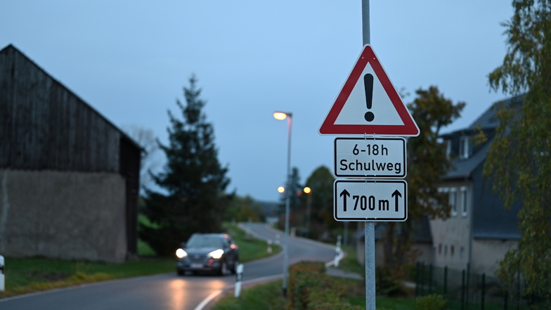Neue Schilder weisen schon darauf hin, dass Kinder aus dem Oberdorf auf der viel befahrenen Straße bis zum Feuerwehrdepot laufen müssten.