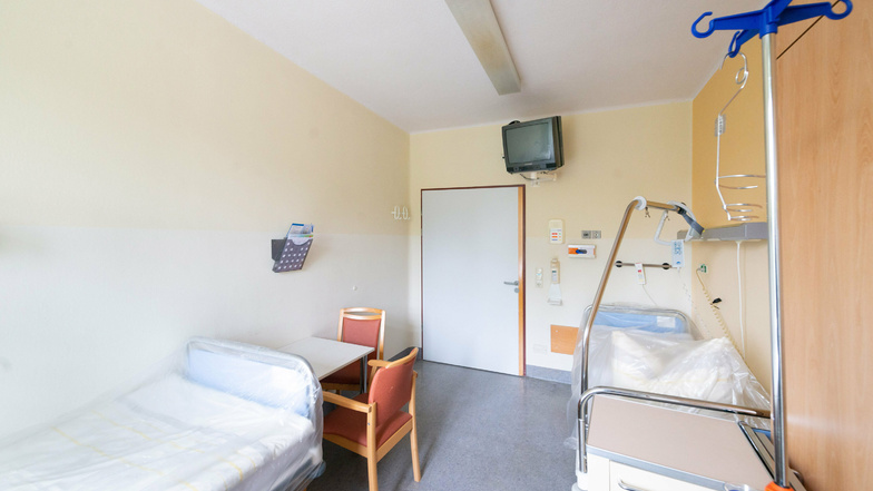 Zwei Betten, wo eigentlich nur Platz für eins ist: Die Patientzimmer müssten umgestaltet werden. Das heißt aber auch, dass weniger Patienten gleichzeitig versorgt werden könnten.
