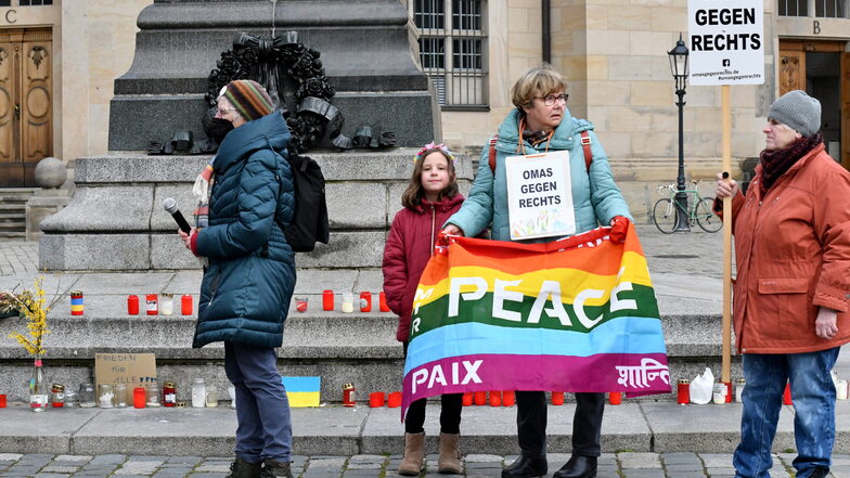 Frieden fordern die Teilnehmer der Mahnwache am Samstagnachmittag auf dem Dresdner Neumarkt.