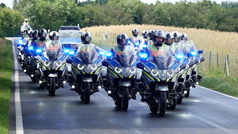 Eine Motorradstaffel hat auf der B169 bei Otzdorf die Geschwindigkeit der Fahrzeuge kontrolliert.