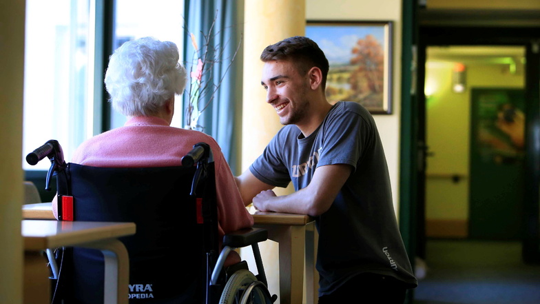 Viele Senioren, die in Pflegeheimen betreut werden, können sich den Eigenanteil nicht mehr leisten.