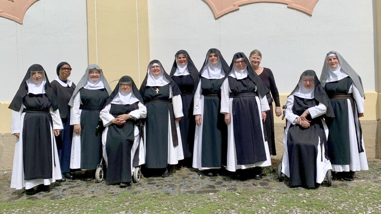 So ein Gruppenfoto ist selten - und ist manchmal rasch überholt. Das Bild stammt von 2023. Die Kandidatin (2. von links) ist inzwischen nicht mehr im Kloster, dafür die Choroblatin (3. von rechts).