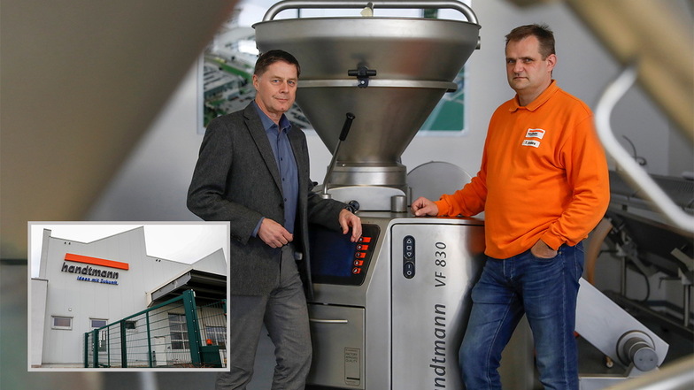 Georg Briegel (links) und Torsten Anders vor einer der Maschinen der Firma Handtmann.