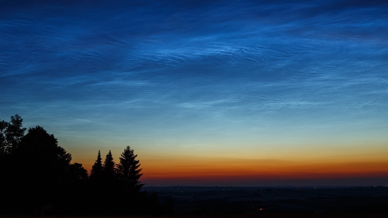 Leuchtende Nachtwolken  am Abend des 17. Juni über dem Landberg bei Herzogswalde.