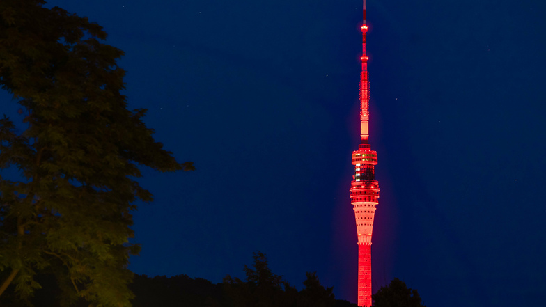 Kosten vorher so nicht absehbar? Nächtlich angestrahlter Dresdner Fernsehturm in der Night of Lights.