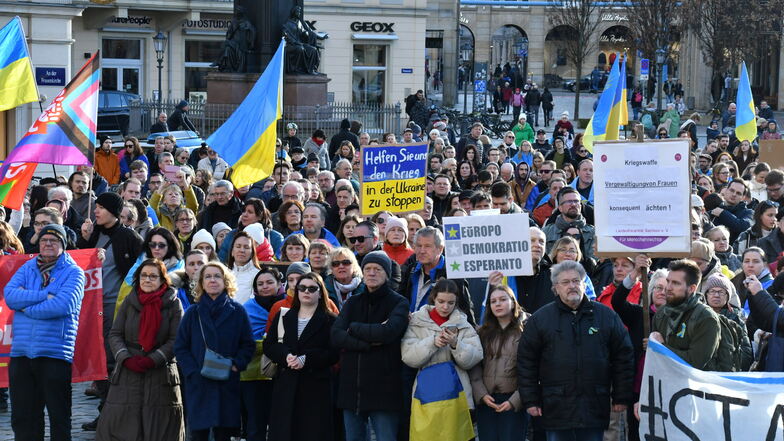 Mehrere hundert Menschen haben am Samstag in Dresden an den Beginn des Ukrainekriegs gedacht.