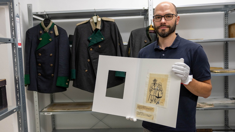 Das Heimatmuseum Radeburg bekam eine originale Zille-Grafik. Museumleiter Robert Rösler zeigt sie im klimatisierten Archiv in einem neuen Passepartout.