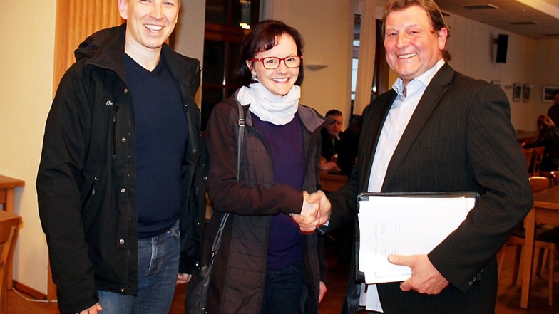 Familie Lewa gehört zu den Neubürgern in Bröthen. Das freut auch Ortsvorsteher Lothar Kujasch (rechts).