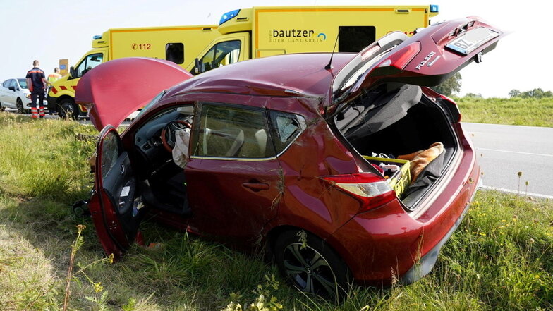 Auf der S106 am Abzweig nach Schmochtitz sind am Freitagvormittag zwei Autos kollidiert; eins überschlug sich anschließend.