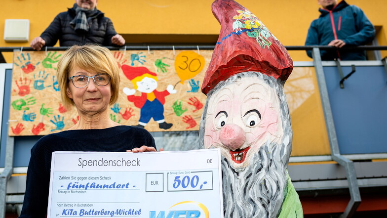 Anke Sauer hält den Scheck stolz in die Kamera. 500 Euro hat die Kita Butterberg-Wichtel jetzt vom Wirtschaftsförderverein Bischofswerda bekommen. Für ihr neuestes Projekt benötigt die Kita aber noch mehr Spenden.