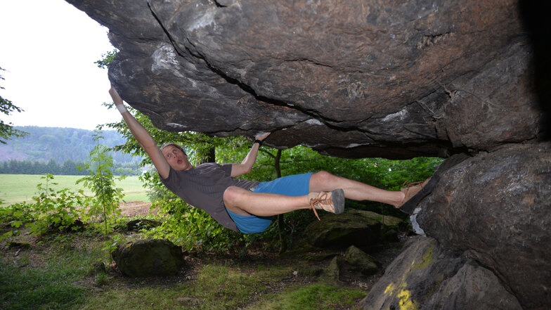 Auch Extrembergsteiger Jost Kobusch hält sich mit Bouldern im Chemnitztal fit. Hier gibt es auch einfache Wege.