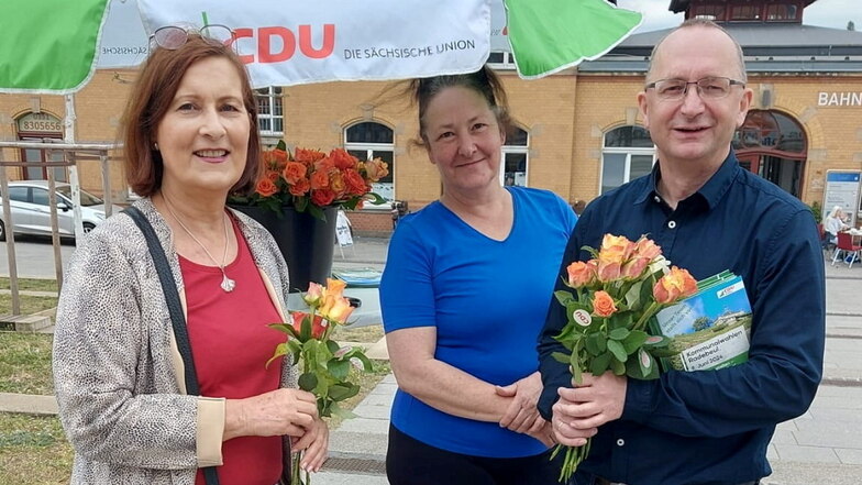 Muttertagsaktion am Freitag in Radebeul: Bianca Erdmann-Reusch, Anka Singer und Sven Eppinger vom CDU-Stadtverband mit Blumen für die Mütter vor dem Kultur-Bahnhof.