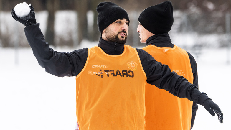 Klares Handspiel: Aias Aosman und seine Dynamo-MItspieler hatten Spaß beim Training im Schnee.