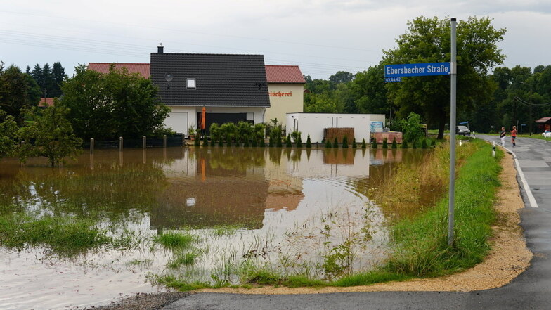 Wo das Wasser nicht abfließen konnte, staute es sich am Montagabend. Wie hier in Girbigsdorf an der Hauptstraße.