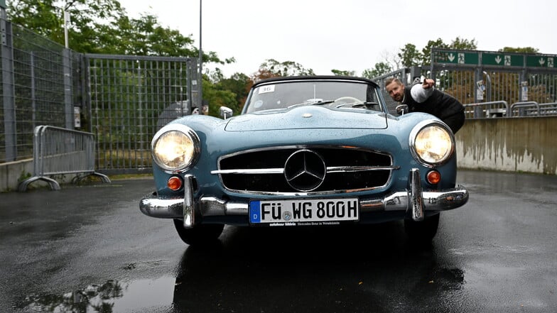 Mercedes 190 SL, Baujahr 1961, mit Fahrer Wilhelm Graf und Beifahrerin Lore Ziegler-Graf.