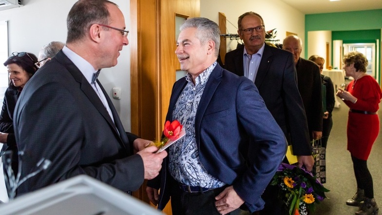 Unter denen, die Steffen Markgraf (links) gratulierten, waren SWH-Chef Falk Brandt und (dahinter) der scheidende VGH- und Lausitzbadchef Rainer Warkus.