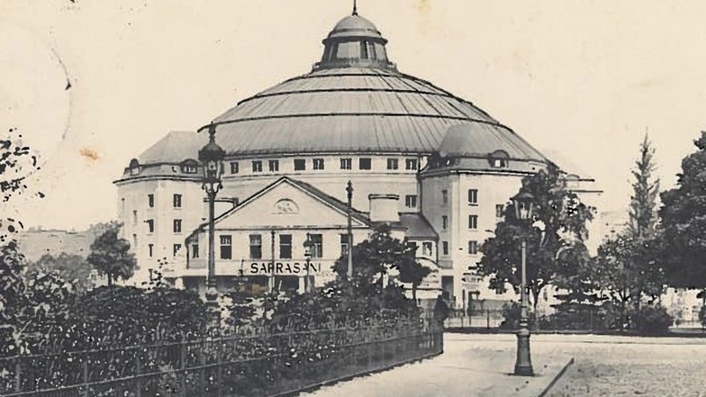 „Circus-Theater der 5000“: Das Sarrasani-Gebäude mit der markanten Kuppel am Carolaplatz war einst der größte Zirkusbau Europas, mit Manege, Orchestergraben und Bühne.