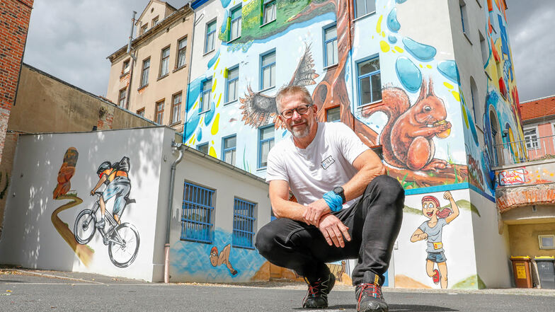 Klaus Schwager vor der Hoffassade des O-See-Hauses. Die ziert nun ebenfalls ein riesiges Graffito.