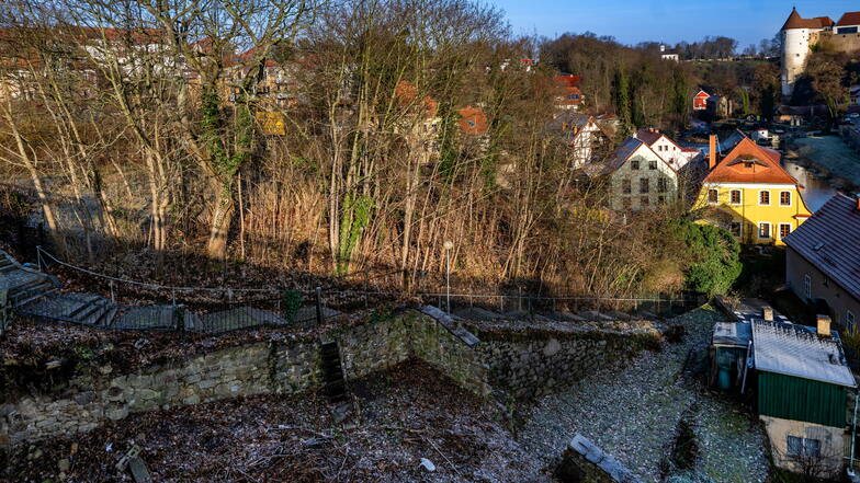 Der Uferweg in Bautzen wird nach Ostern saniert. Dafür muss zeitweise auch die Friedensbrücke gesperrt werden.