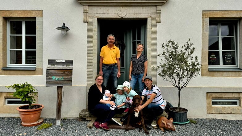 Im umgebauten Wohnstallhaus der Familie Wachs in Auerschütz wohnen drei Generationen – und Hündin Paula.