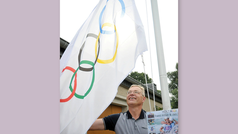 Vater Franz Anton - er heißt genauso wie sein Sohn - hisst 2014 die olympische Flagge in Löthain