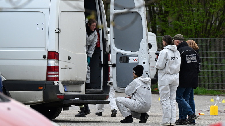 Mitarbeiter der Spurensicherung der Polizei untersuchen den Tatort in Asperg.