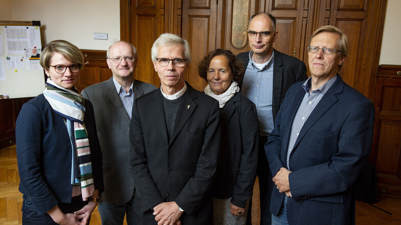 Dieses Bild mit Generalvikar Alfred Hoffmann (3. v. li.), Monika Kasper (4. v. l.) und Andreas Oyen (re.) entstand, als das Bistum Görlitz seine Untersuchung zum sexuellen Missbrauch von Kindern durch Priester 2018 vorstellte.