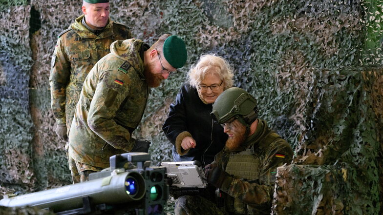 Panzergrenadiere erklären der Ministerin die Panzerabwehrwaffe ·MELLS·.