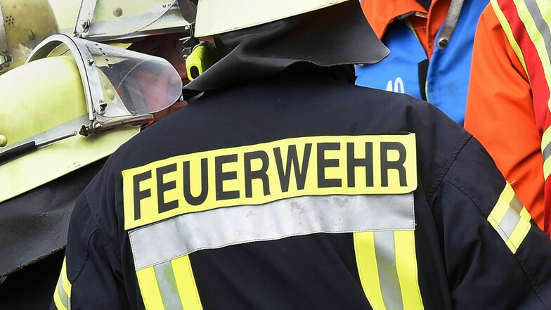 In Leipzig musste die Feuerwehr am Sonntag einen Brand in einem Mehrfamilienhaus löschen. Ein Mensch wurde verletzt ins Krankenhaus gebracht.