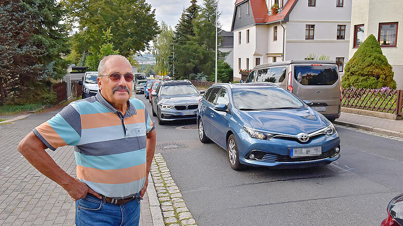 Anwohner Jürgen Lohrenz muss täglich den Lärm an der Burgker Straße in Freital ertragen.
