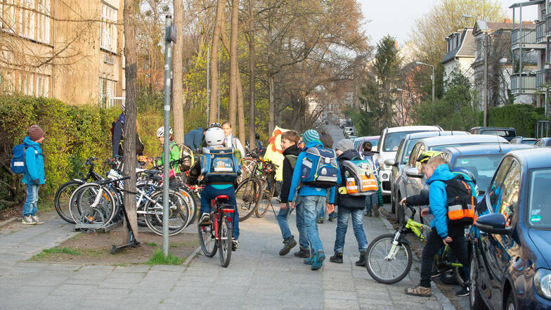 Hochbetrieb vor der 103. Grundschule in der Hohnsteiner Straße: Dass viele Autos – auch von Eltern – die Straße zuparken, kann zum Problem werden.