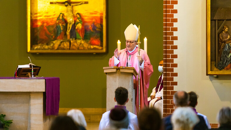 Die liturgische Farbe des Gaudete-Sonntags ist Rosa. Dementsprechend war Bischof Wolfgang Ipolt bei der gemeinsamen Eucharistiefeier gekleidet.